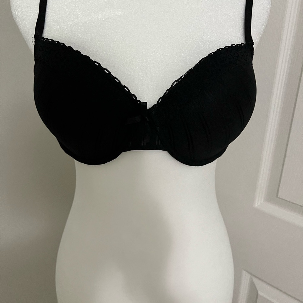 BODY EMBRACE : Black padded underwire TSHIRT bra.  Size 38C